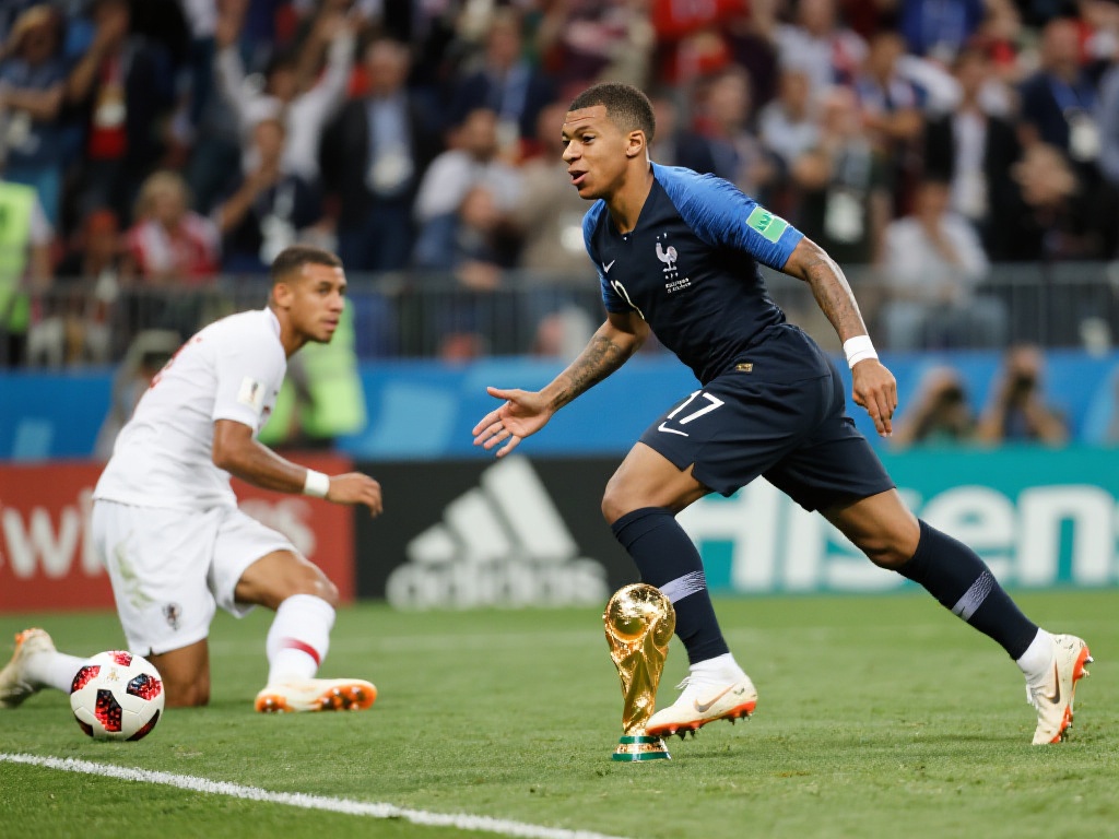 回顾足球历史，不乏类似拉菲尼亚这样“矛盾